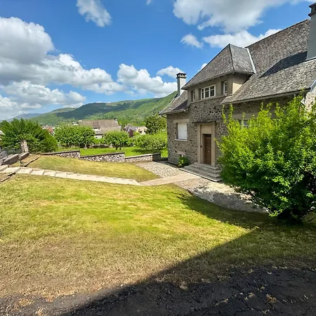 La Maison Des Hortensias Vic-sur-cere, 10 Pers Holiday home